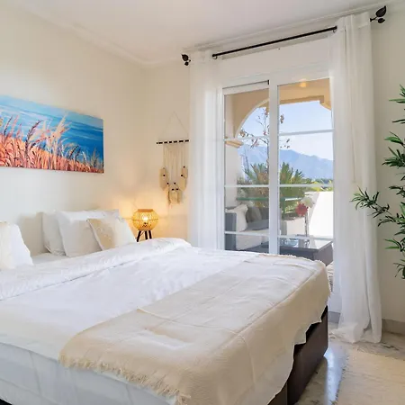 2 Bedroom With Stunning Views Apartment *
